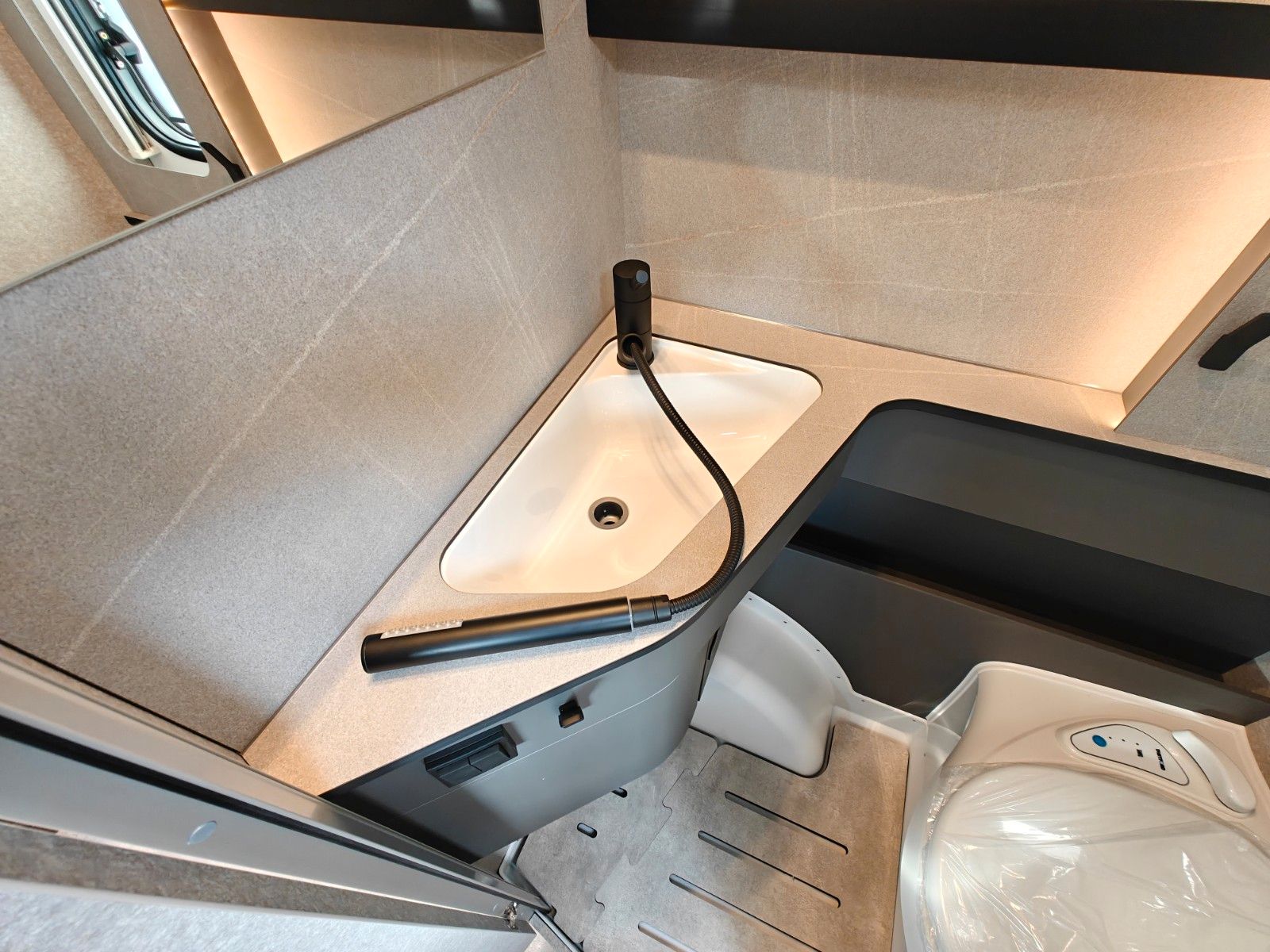 Fahrzeugabbildung HYMER / ERIBA / HYMERCAR Novaline 442 - MESSE-NEUHEIT 2026! -