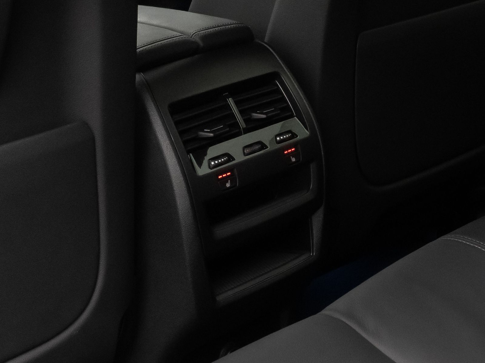 Fahrzeugabbildung BMW X5 xD45e M Sport HUD AHK DAB 360° Laser 22Zoll