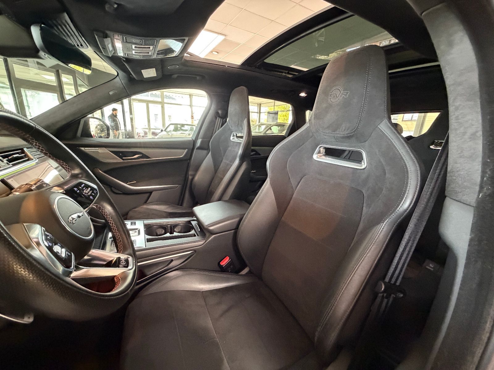 Fahrzeugabbildung Jaguar F-PACE SVR /PANO/MERIDIAN/360°KAM/HUD/AMBIENTE