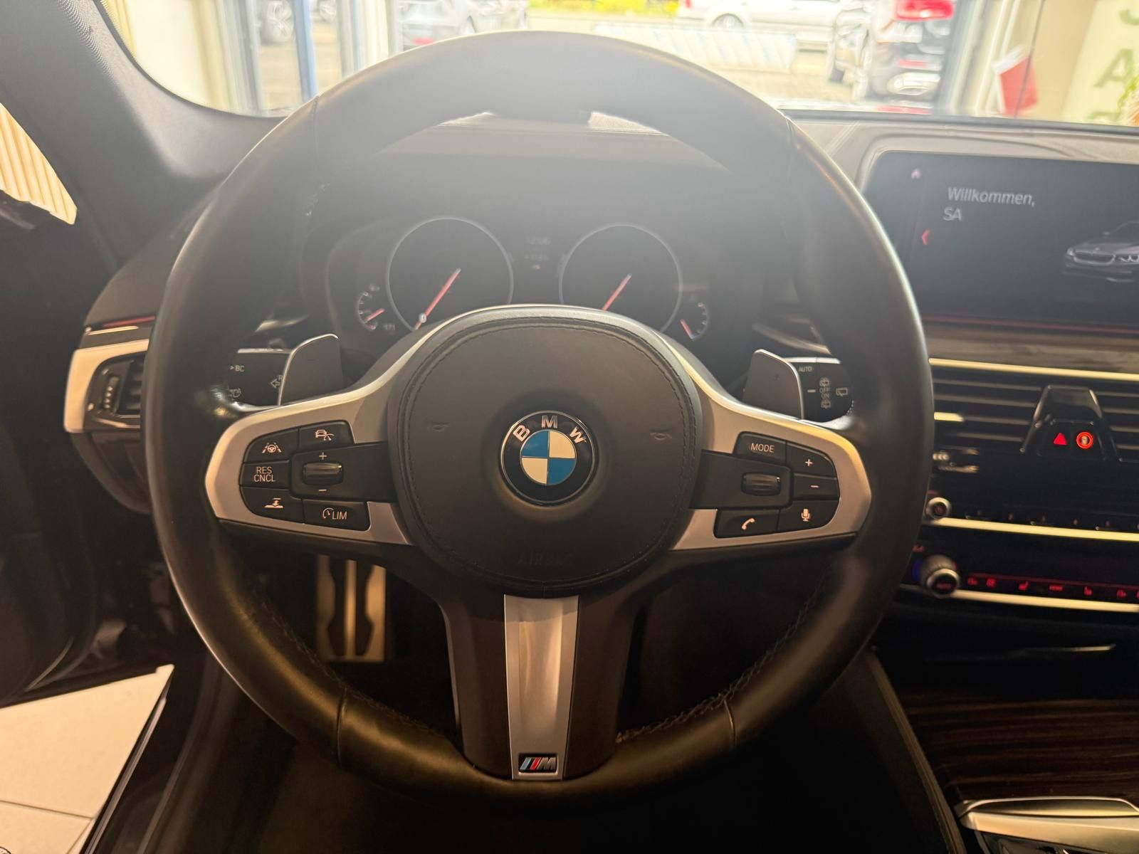 Fahrzeugabbildung BMW 540i Touring xDrive M /1.HAND/ SCHECKHEFT