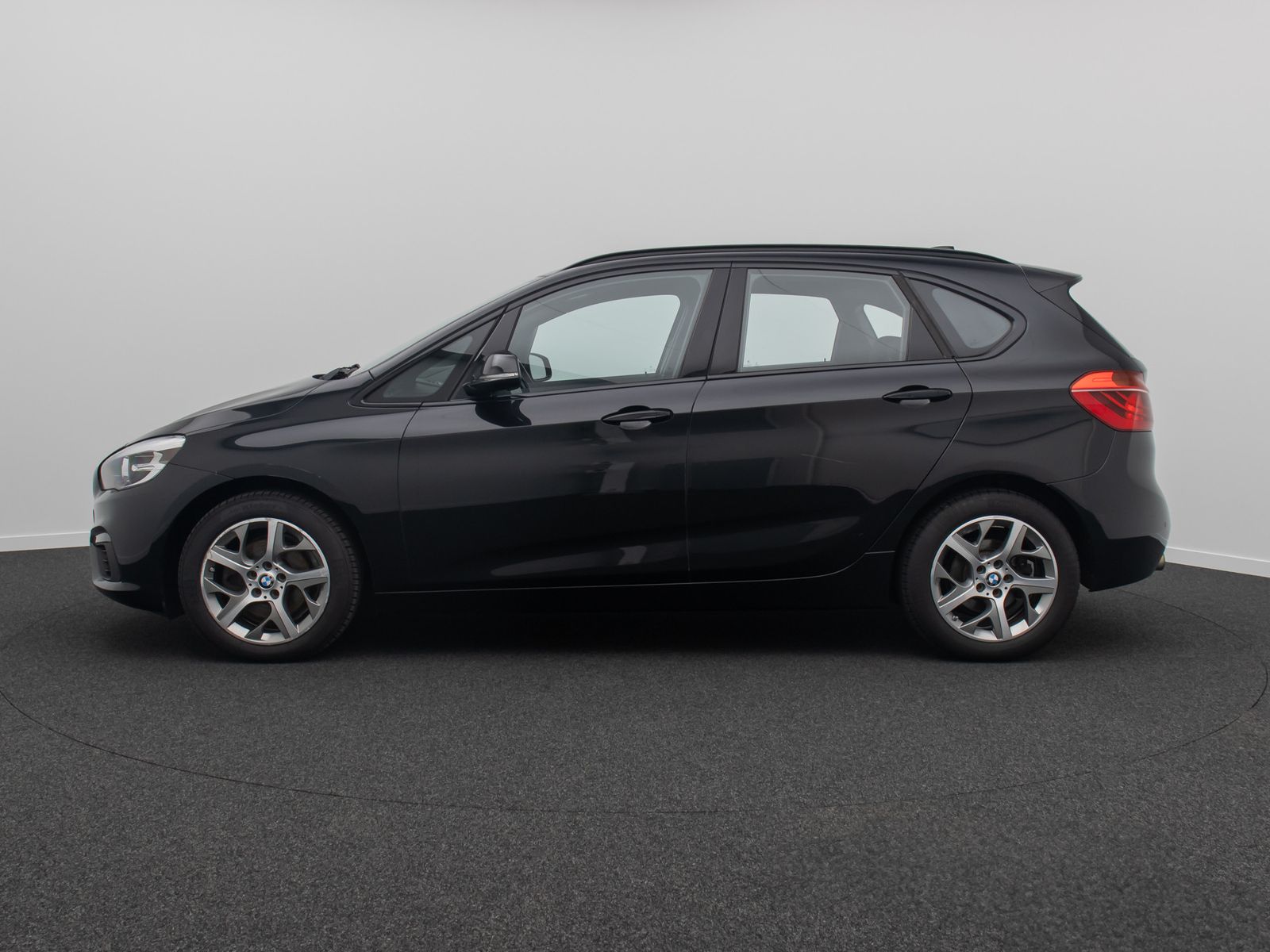 Fahrzeugabbildung BMW 220d Active Tourer HUD NaviPlus H/K Panorama DAB