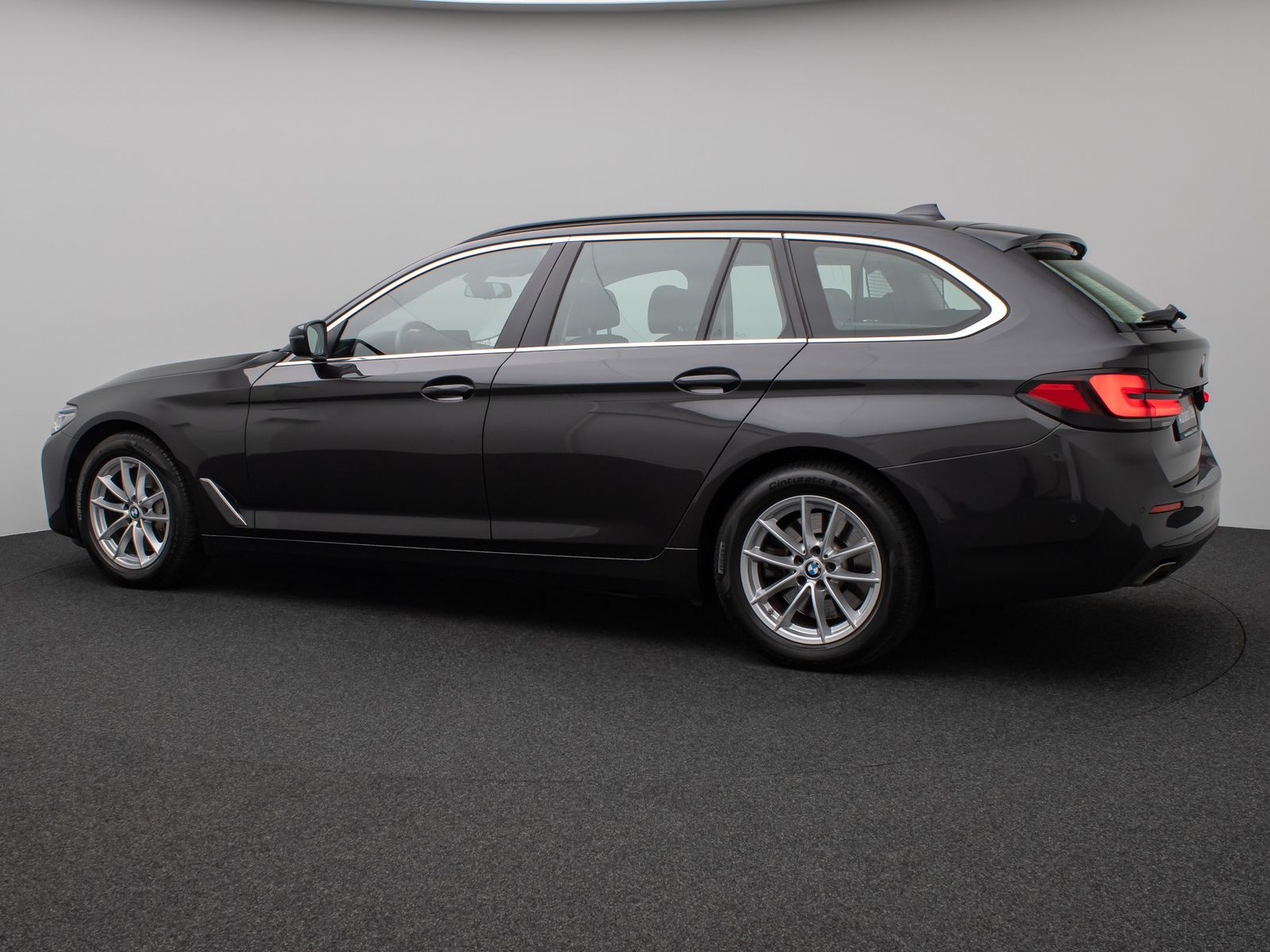 Fahrzeugabbildung BMW 530d Panorama Laser Kamera HUD DAB HiFi Komfort