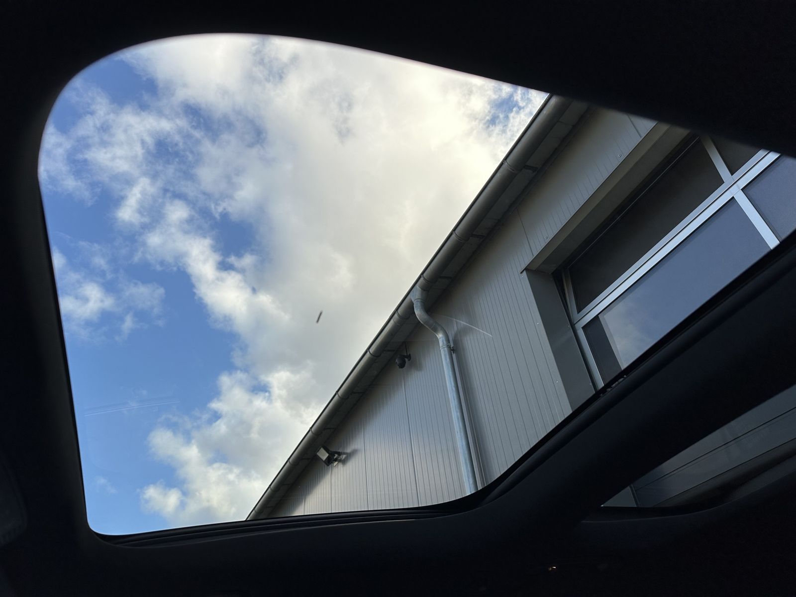 Fahrzeugabbildung Mercedes-Benz E 300de T 4Matic AMG NAV+LED+AHK+WIDESCREEN+PANO