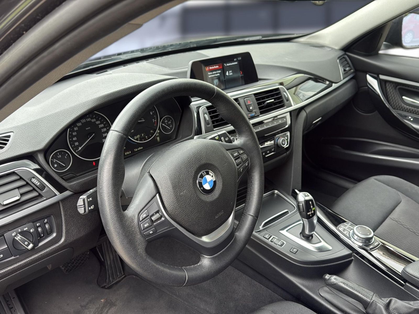 Fahrzeugabbildung BMW 320 i Touring/ unfallfrei