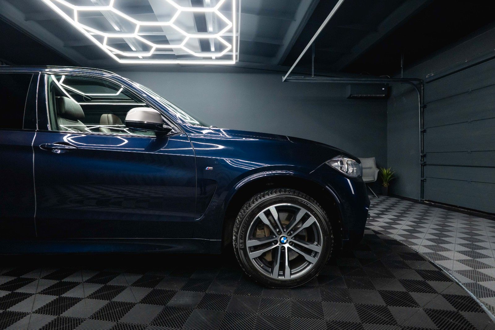 Fahrzeugabbildung BMW X5 M50d Performance *Pano*CarPlay*DAB*360°*  19%