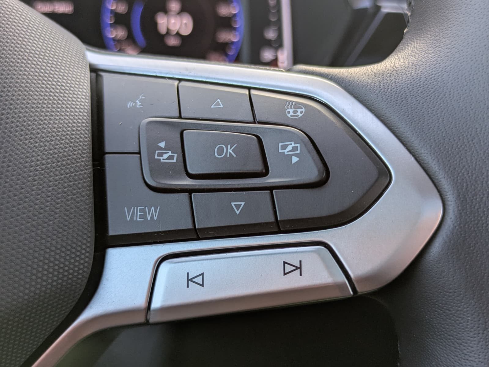 Fahrzeugabbildung Volkswagen Touran 2.0 DSG R-Line High. Pano 7-Si IQ.Dri AHK