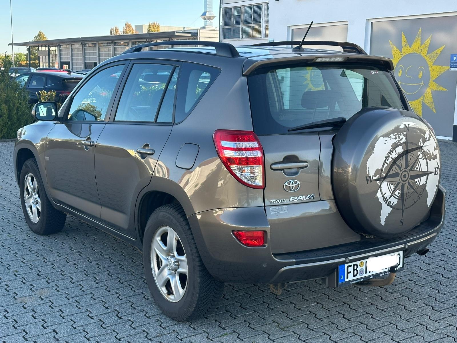 Toyota RAV 4 2.0 VVT-i 158 ch Essence • Attelage • Radar de recul • Barres de toit