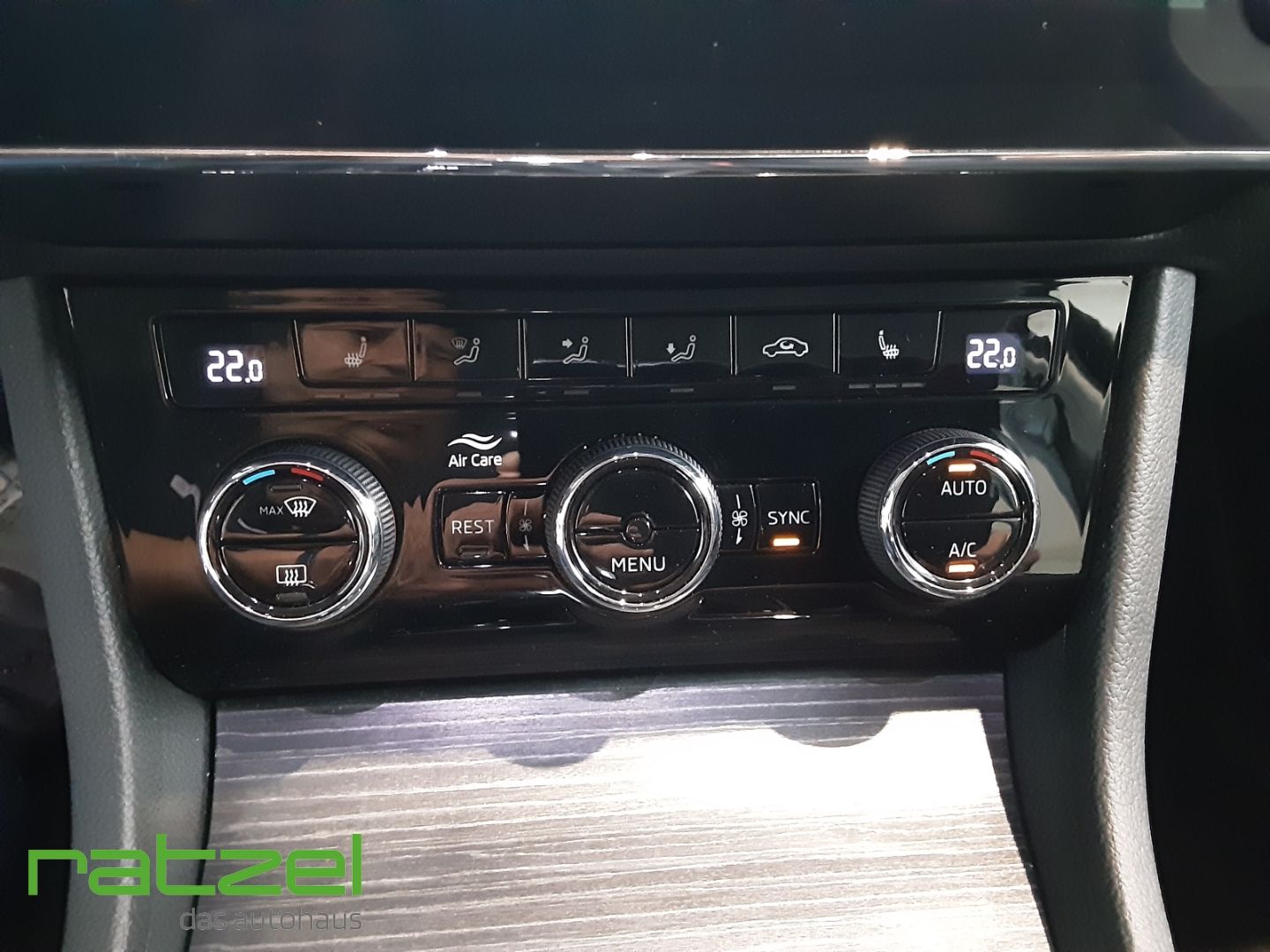 Fahrzeugabbildung SKODA Superb Combi STYLE 2.0 TSI Dig.Cockpit Memory Si