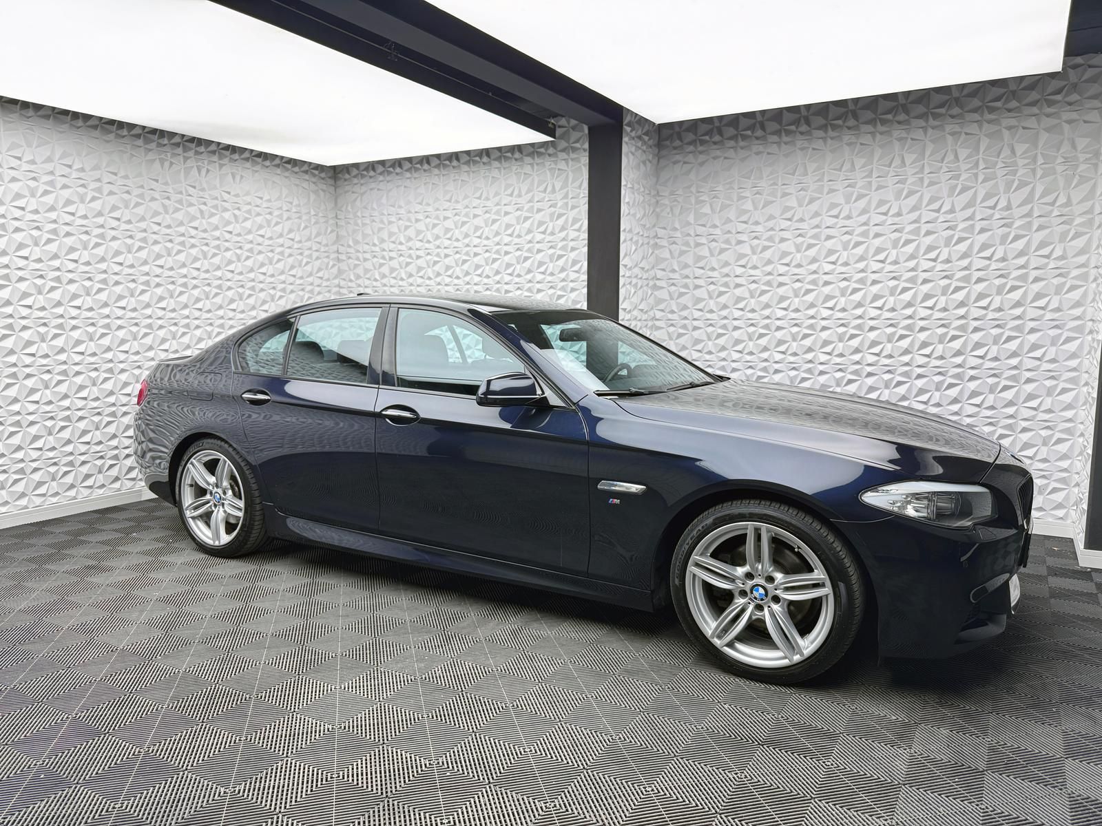 Fahrzeugabbildung BMW d M-PAKET/AUTOMATIK/SHADDOW/LED/AMBIENTE/PDC/NAV
