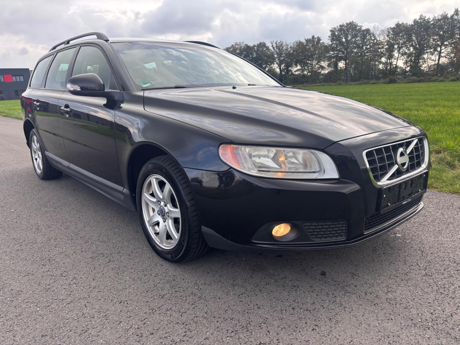 Volvo V70 2010 — photo 7