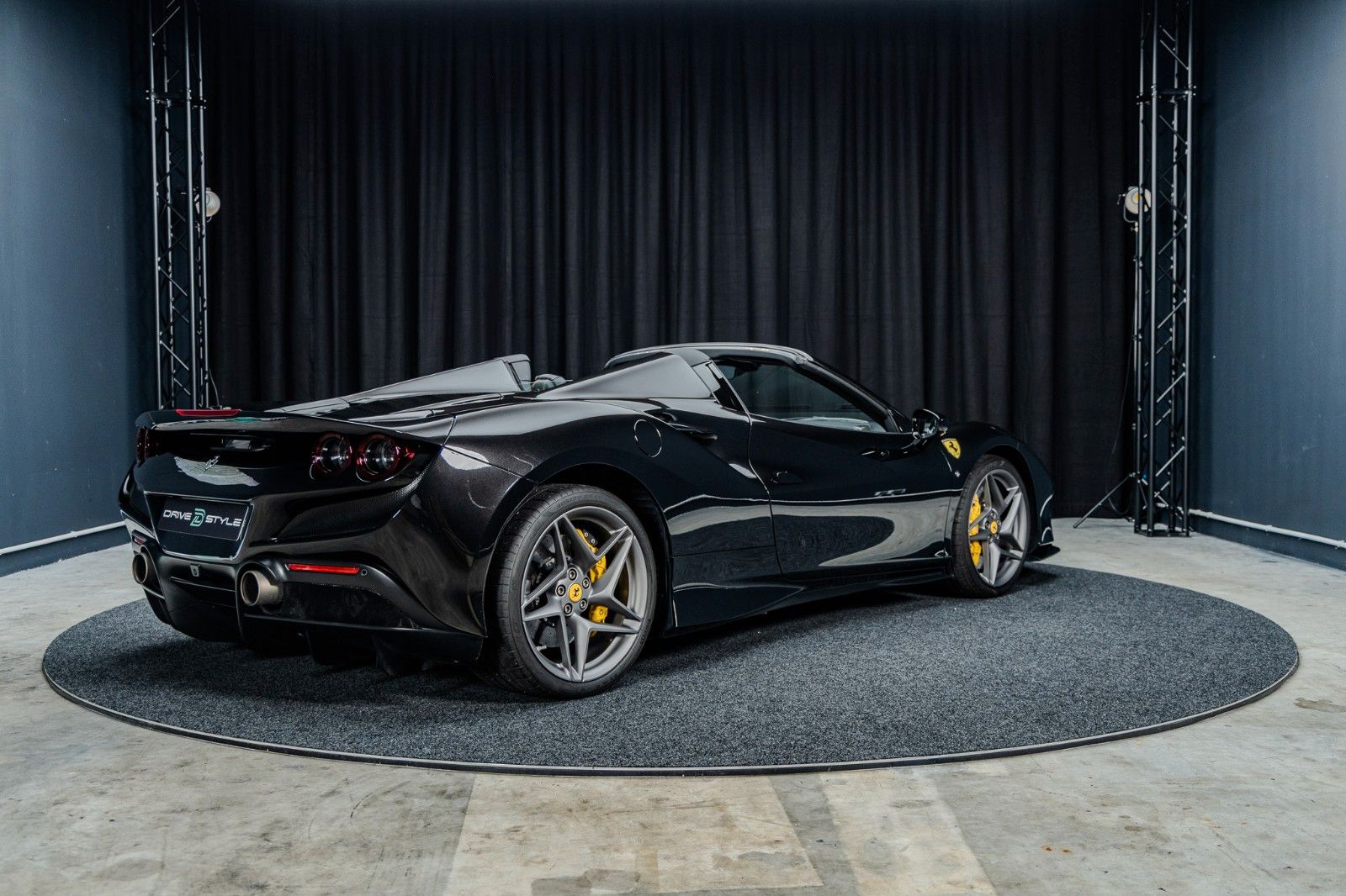 Fahrzeugabbildung Ferrari F8 Spider + Nero Daytona + Carbon + Lift + Garan