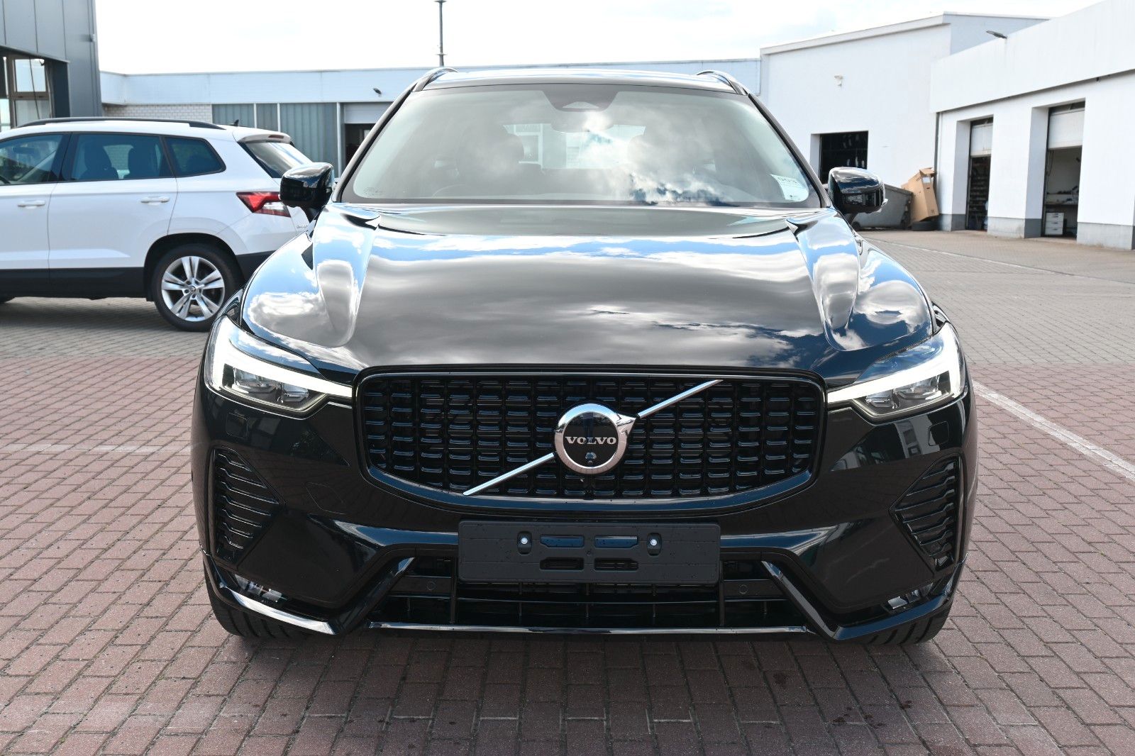 Fahrzeugabbildung Volvo XC60 B4 Diesel Ultimate Dark AWD*360°*AHK*