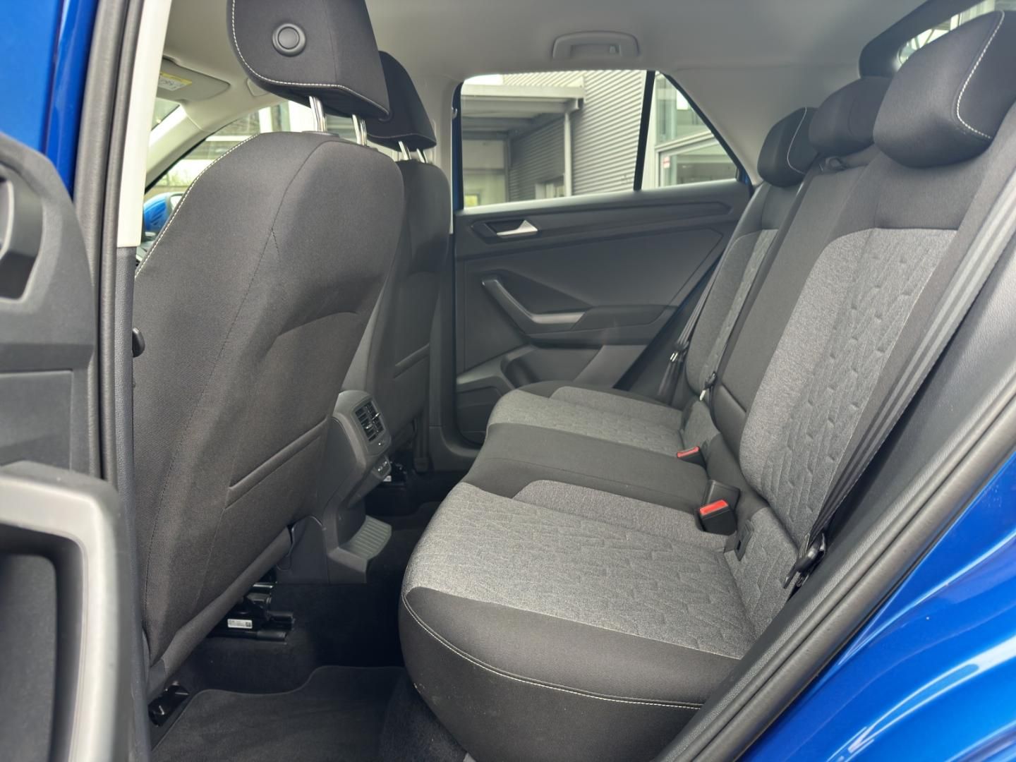 Fahrzeugabbildung Volkswagen T-ROC MOVE MOVE 1.5l TSI,DSG,AHK,RFK,Navi,LED,AC