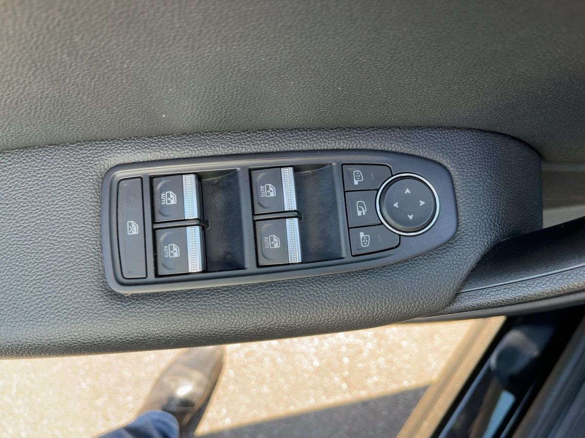 Fahrzeugabbildung Renault Captur TECHNO TCe 160 EDC ABS Fahrerairbag ESP Z