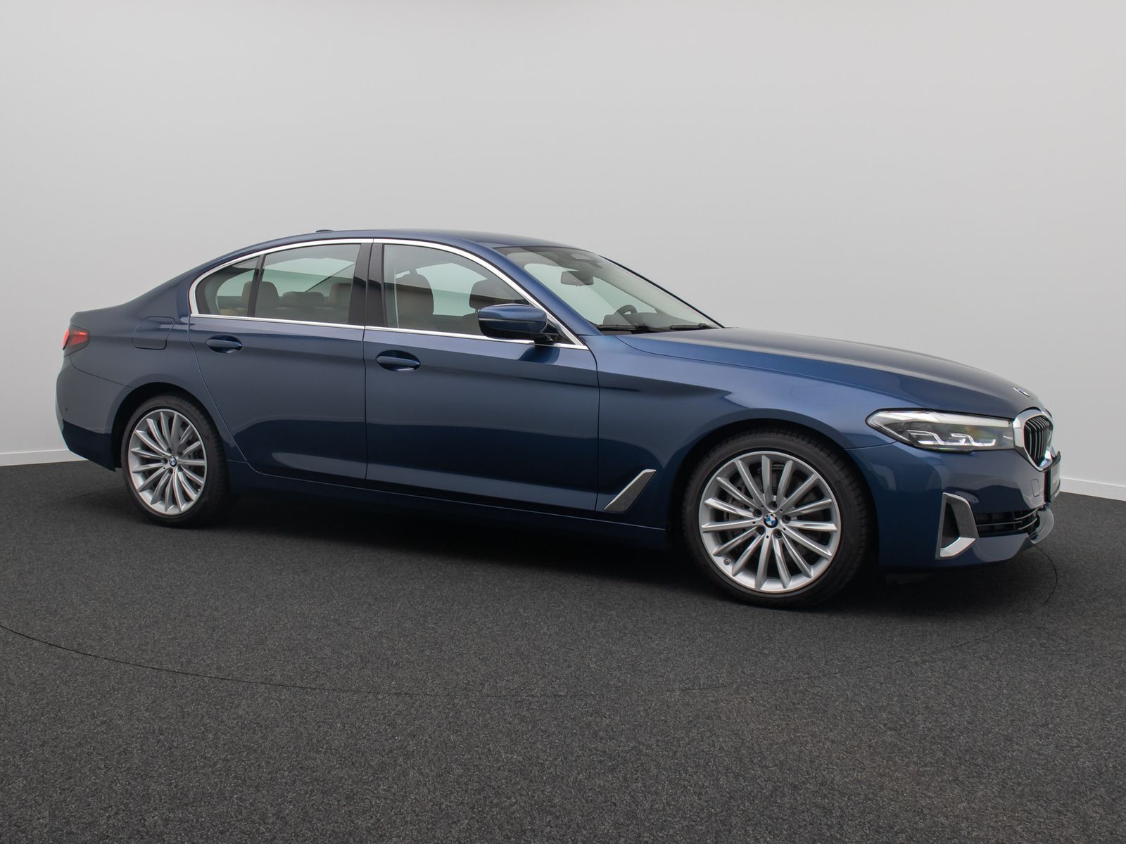 Fahrzeugabbildung BMW 530d xD LuxuryLine H/K DAB Komfort Alarm AHK ACC