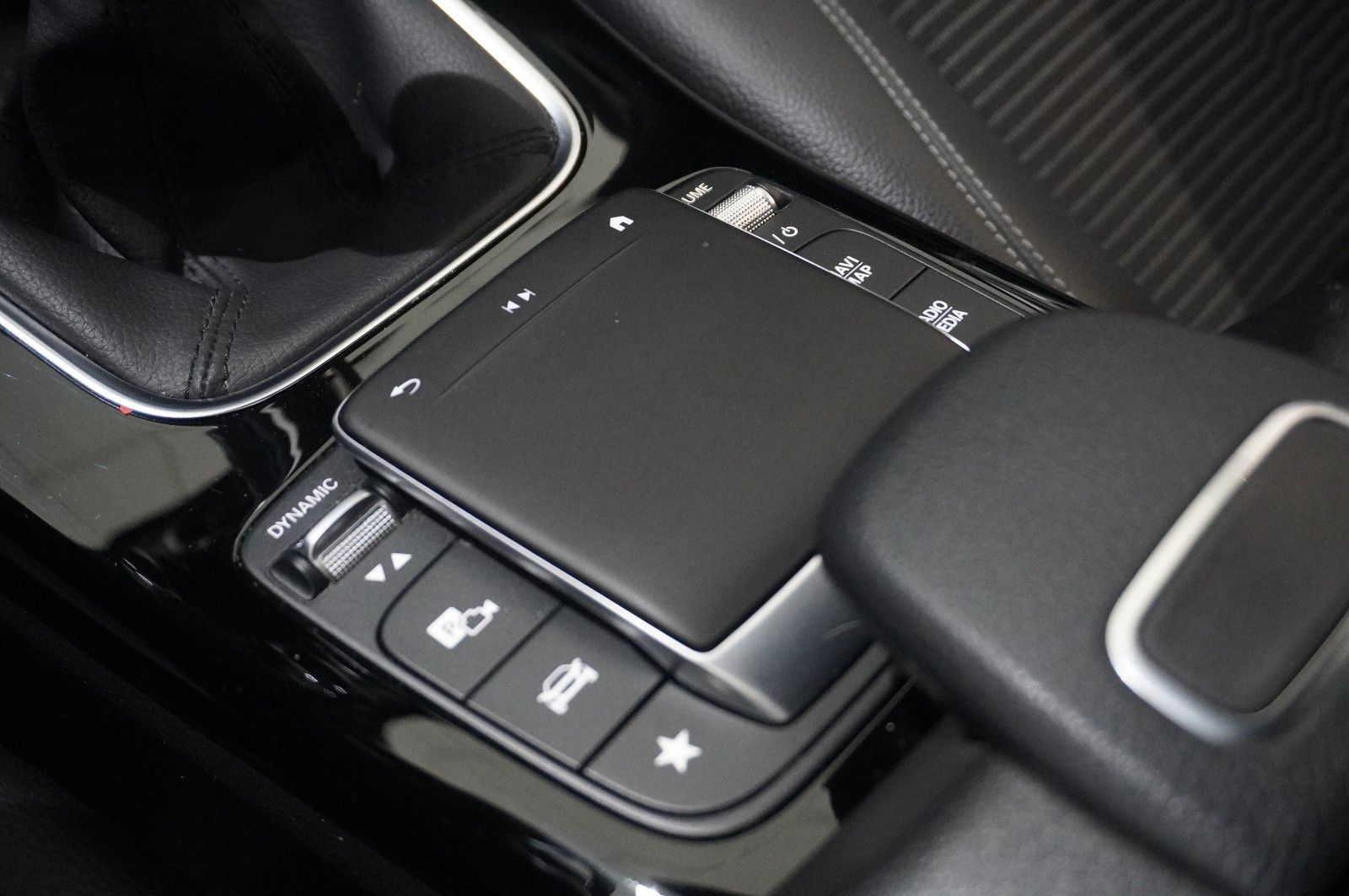 Fahrzeugabbildung Mercedes-Benz CLA 200 COUPE PROGRESSIVE NAVI/LED/KAMERA/VIRTU.