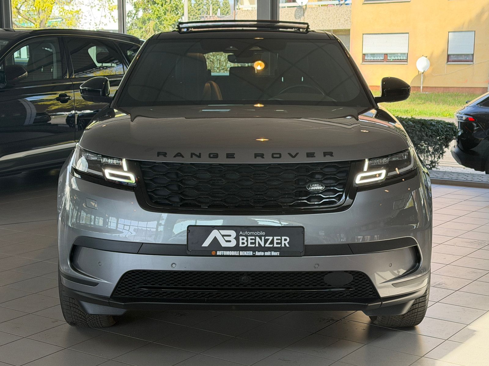 Fahrzeugabbildung Land Rover Range Rover Velar Hybrid S P400e /PANO/MERIDIAN/