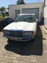 Mercedes-Benz E 230 Oldtimer  - weiße Mercedes-Benz E 230