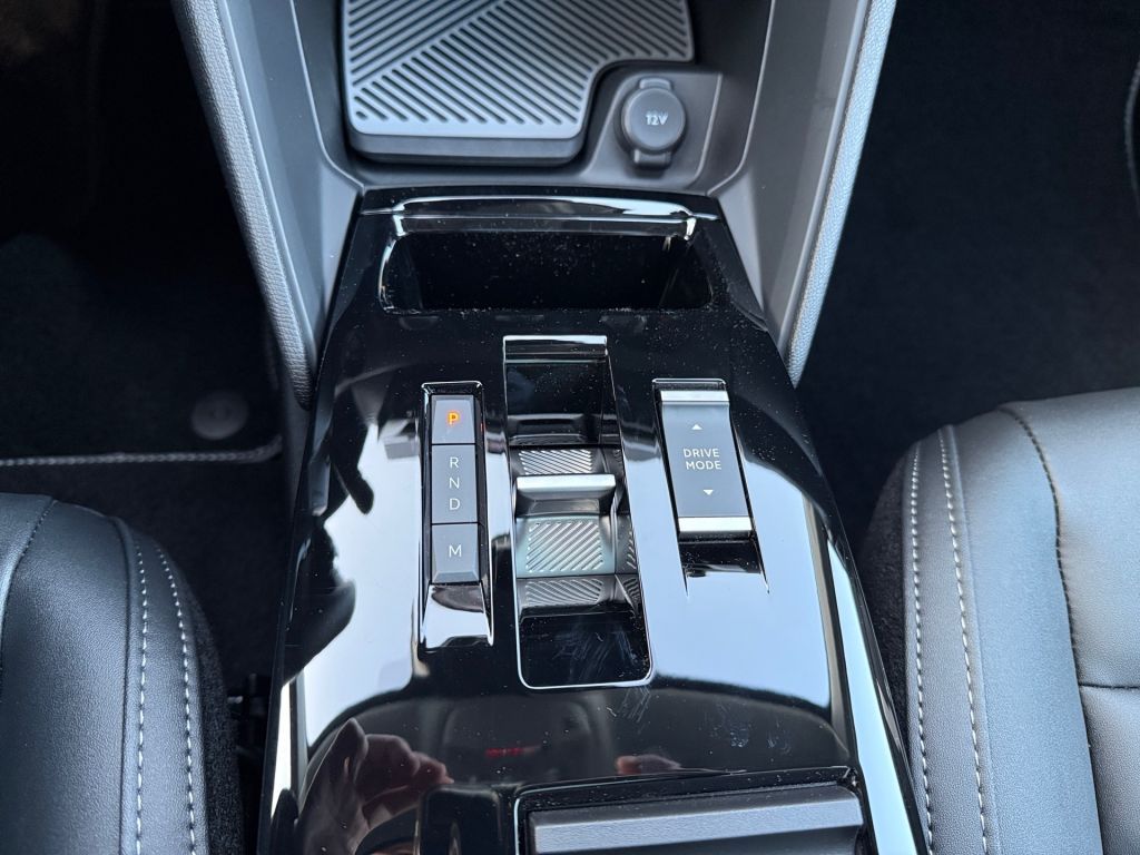 Fahrzeugabbildung Citroën C4 Hybrid 145 MAX - Schiebedach*Winter Paket