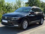 Volkswagen Tiguan 2.0 TDI Highline/1. Hand/ AHK/ Scheckheft - Volkswagen Tiguan: Geländewagen