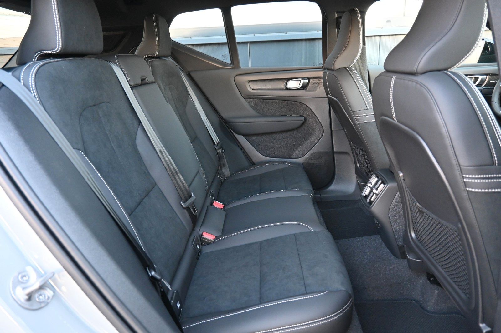 Fahrzeugabbildung Volvo XC40 B4 DKG Plus Dark*FSHZG*360°*ACC*AHK