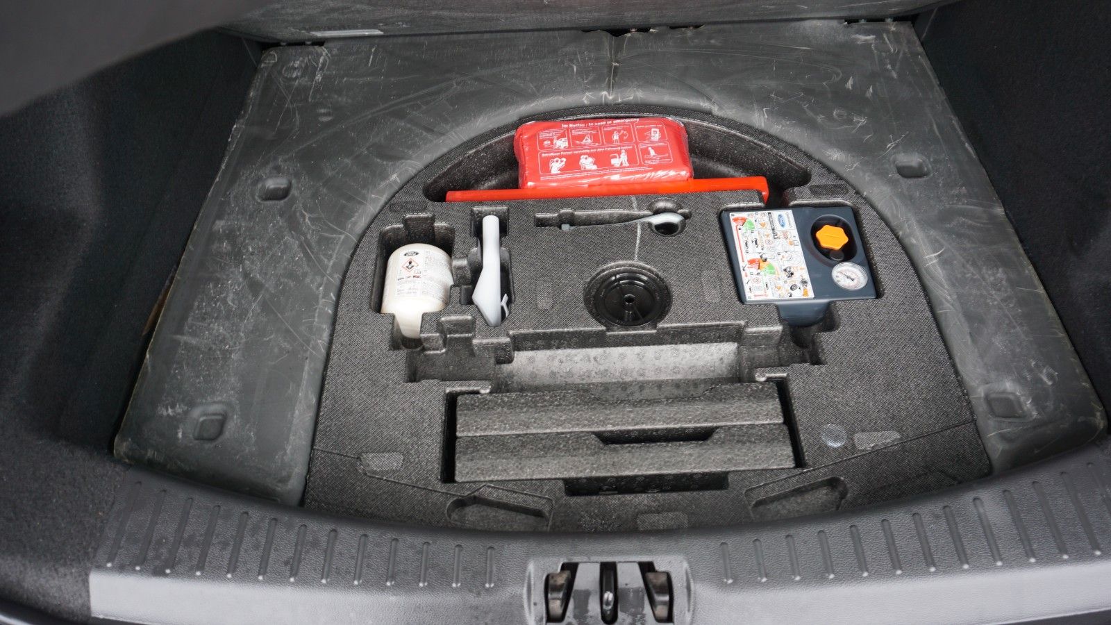 Fahrzeugabbildung Ford Kuga Titanium, Navi, Allrad, PDC, LED