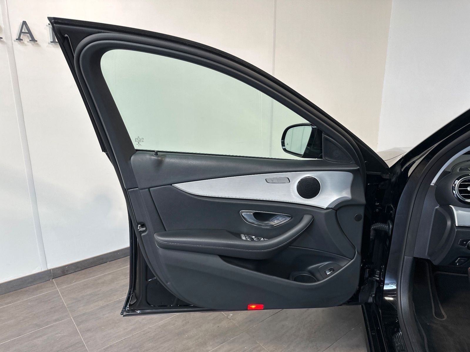 Fahrzeugabbildung Mercedes-Benz E 300 de T Avantgarde NAV+LED+PANO+ACC+18ZOLL