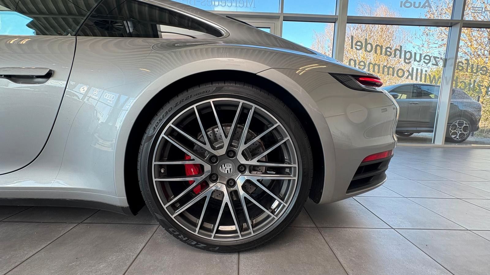 Fahrzeugabbildung Porsche 992 4 S/Lift/Vierradlenkung/Sonnendach/Voll!