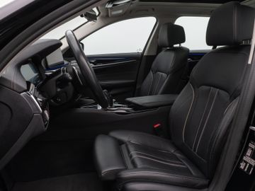 Fahrzeugabbildung BMW 530d LuxuryLine Pano Kamera Laser HUD DAB HiFi