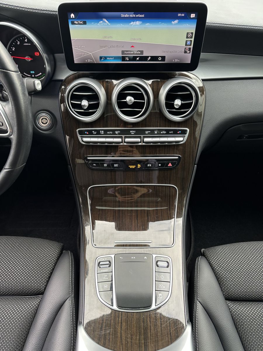 Fahrzeugabbildung Mercedes-Benz GLC 300e 4Matic Luxury NAV+LED+PANO+19ZOLL+1HD