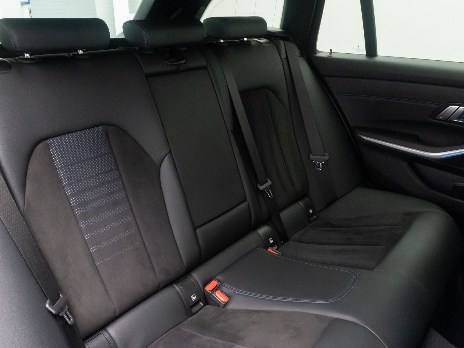 Fahrzeugabbildung BMW 330e M Sport Kamera HUD DAB Laser HiFi Alarm 18"