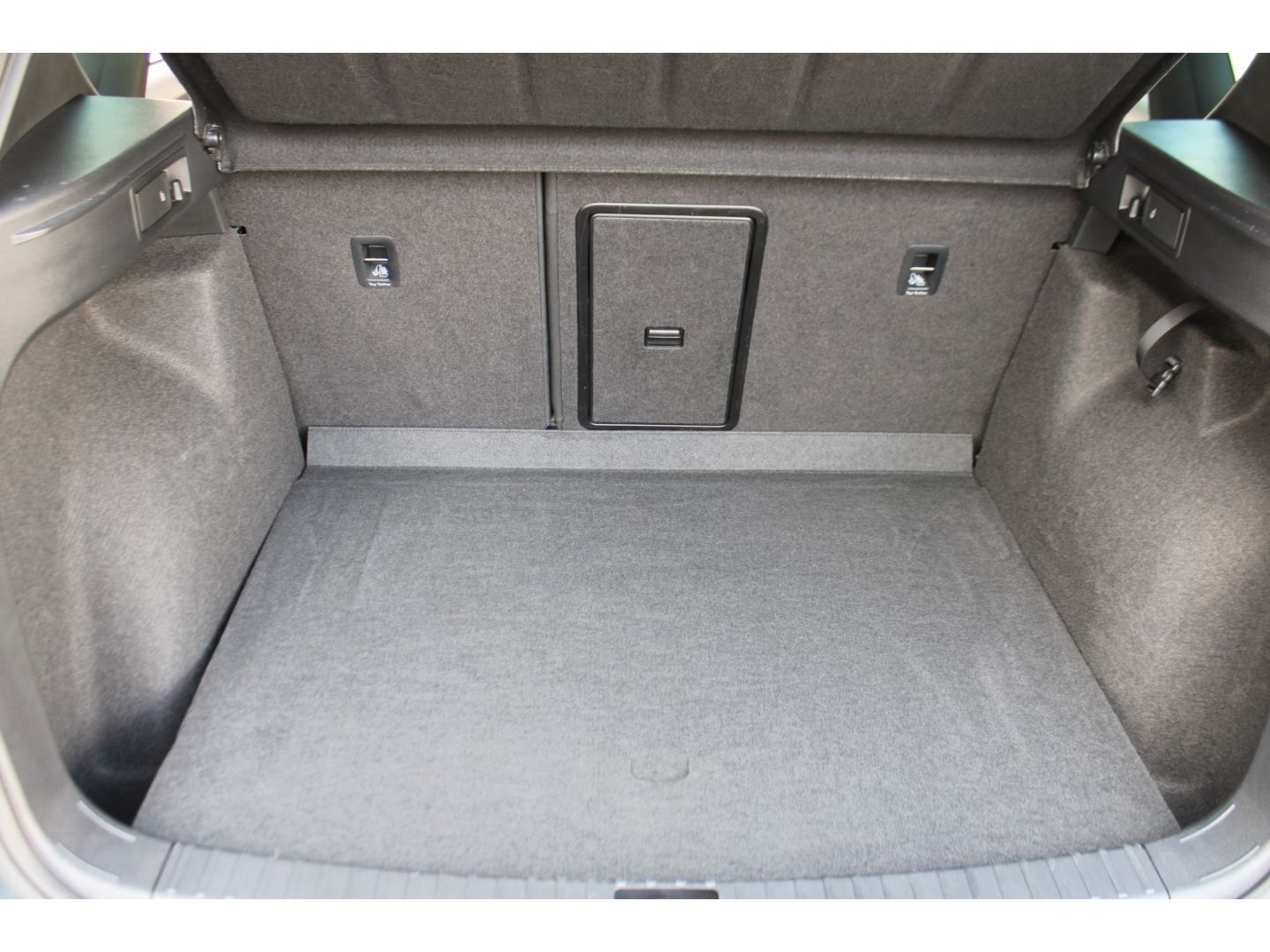 Fahrzeugabbildung SEAT Ateca 4Drive FR ACC LED Pano RFK Full Link AHK W