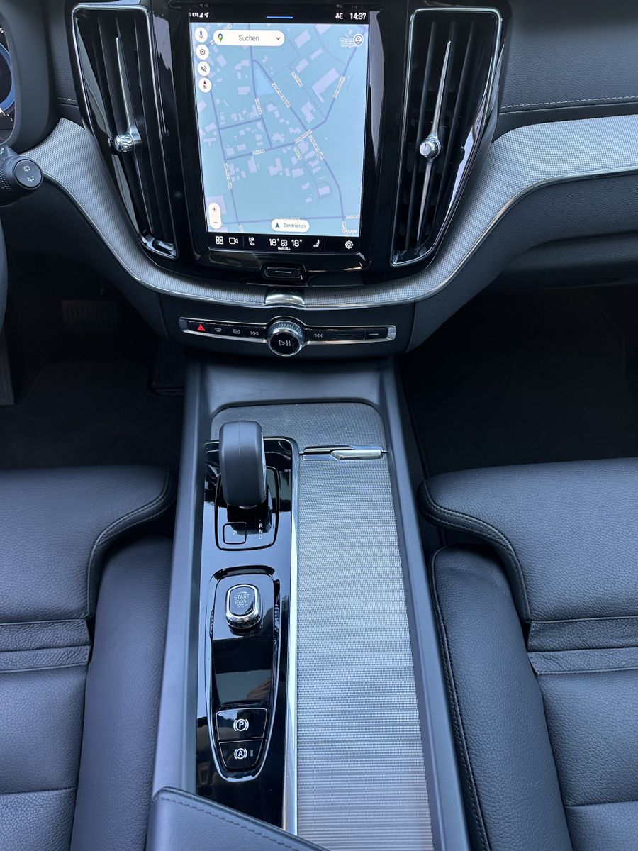 Fahrzeugabbildung Volvo XC60 B5 AWD Ultimate Dark NAV+LED+ACC+360°+PANO