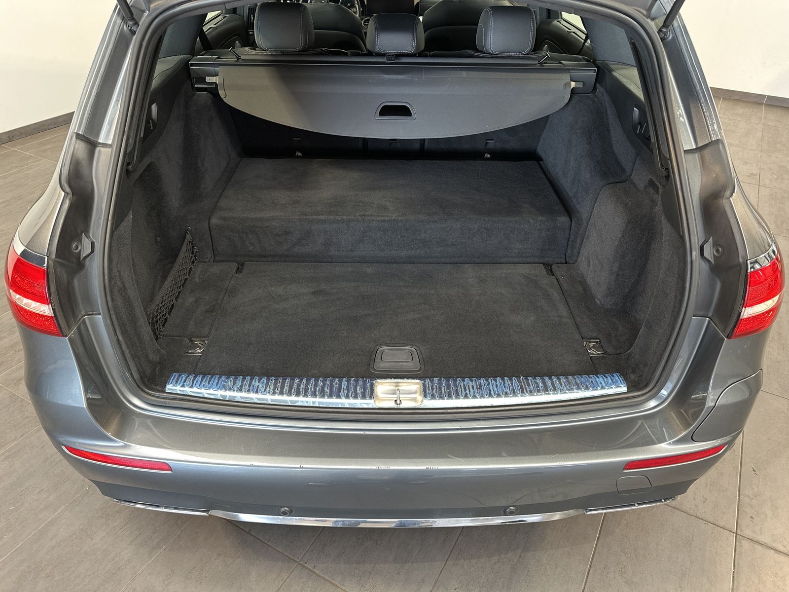 Fahrzeugabbildung Mercedes-Benz E 300de T AMG-Line NAV+LED+360°+BURMESTER+HEADUP
