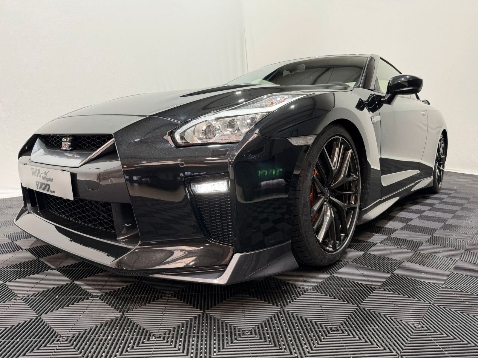 Fahrzeugabbildung Nissan GT-R Prestige Edition / S.heft Nissan Brömmler