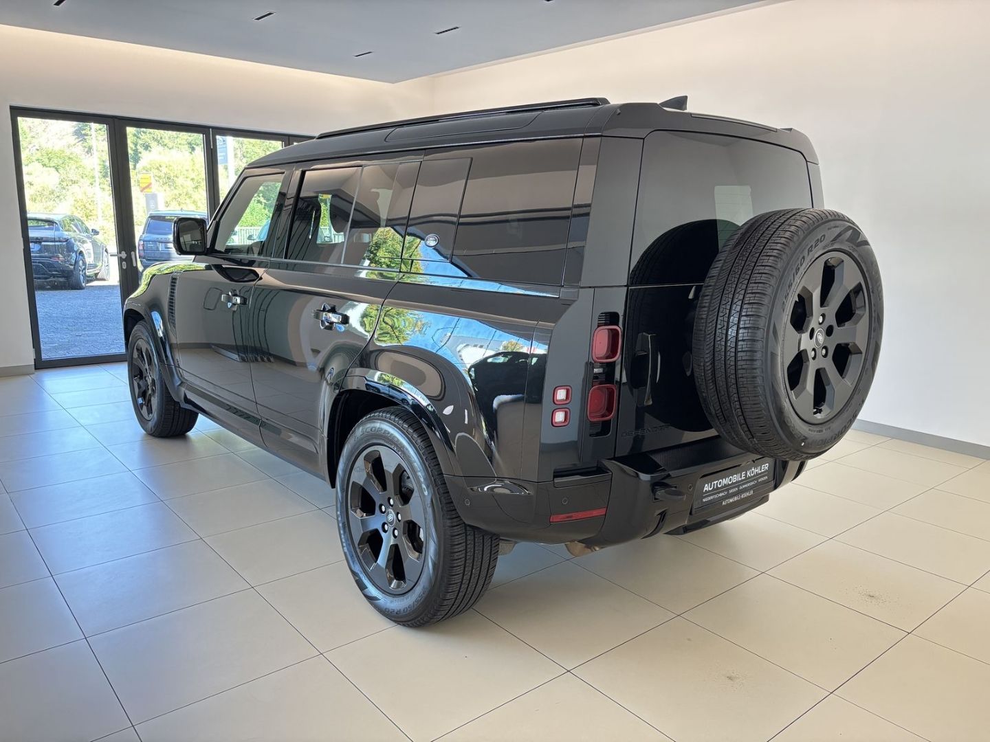 Land Rover Defender 110 D250 X-Dynamic SE AHK WKP BLACKPACK foto 4