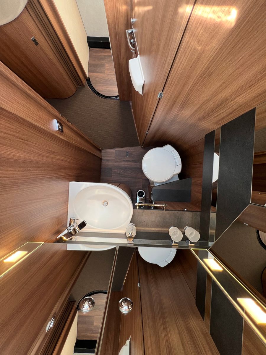 Fahrzeugabbildung Carthago chic e-line 50 LE DA / Mecedes Benz Sprinter
