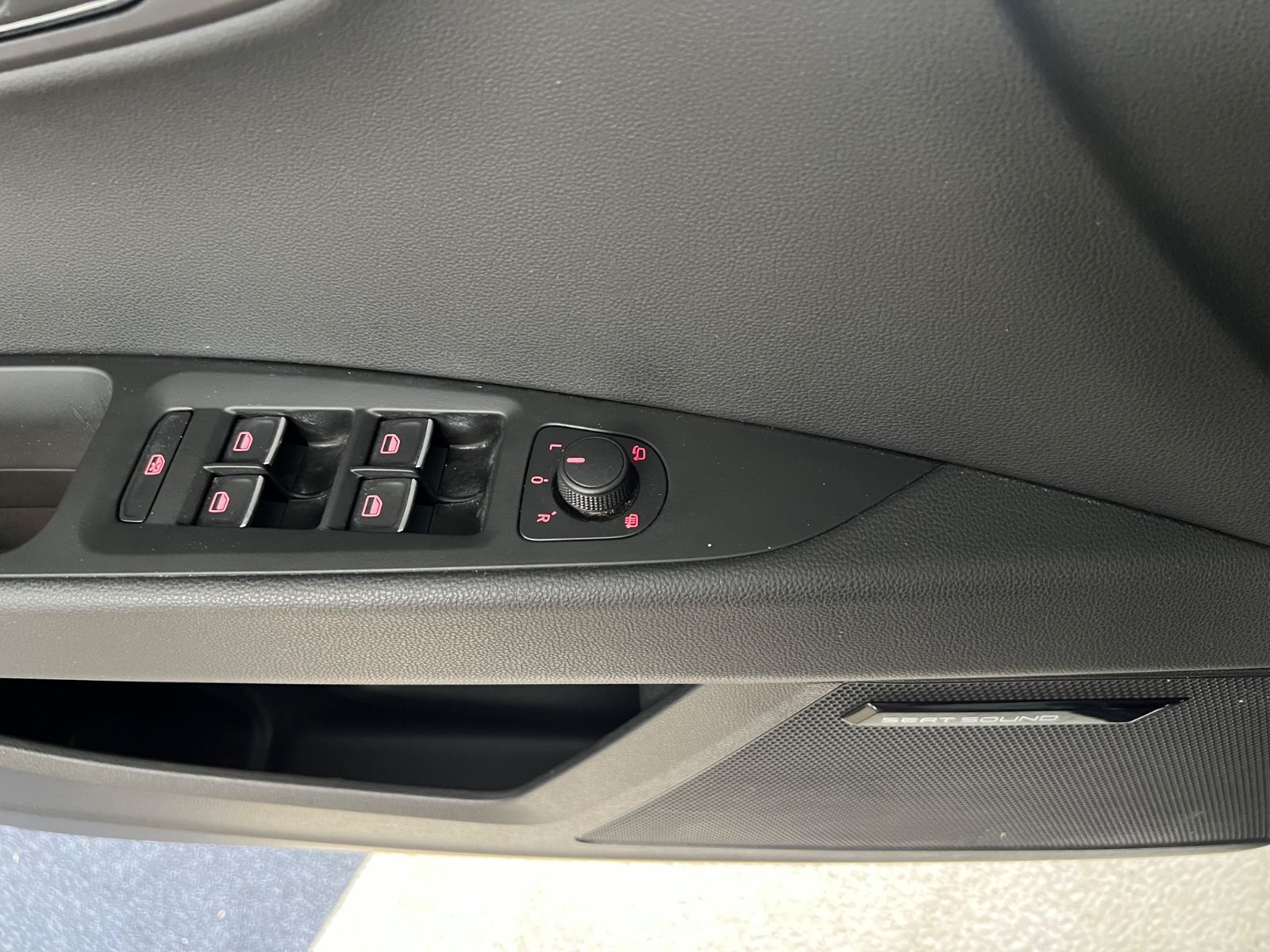 Fahrzeugabbildung SEAT Leon ST FR 2.0 TDI DSG AUTOMATIK *LED*1.HAND*