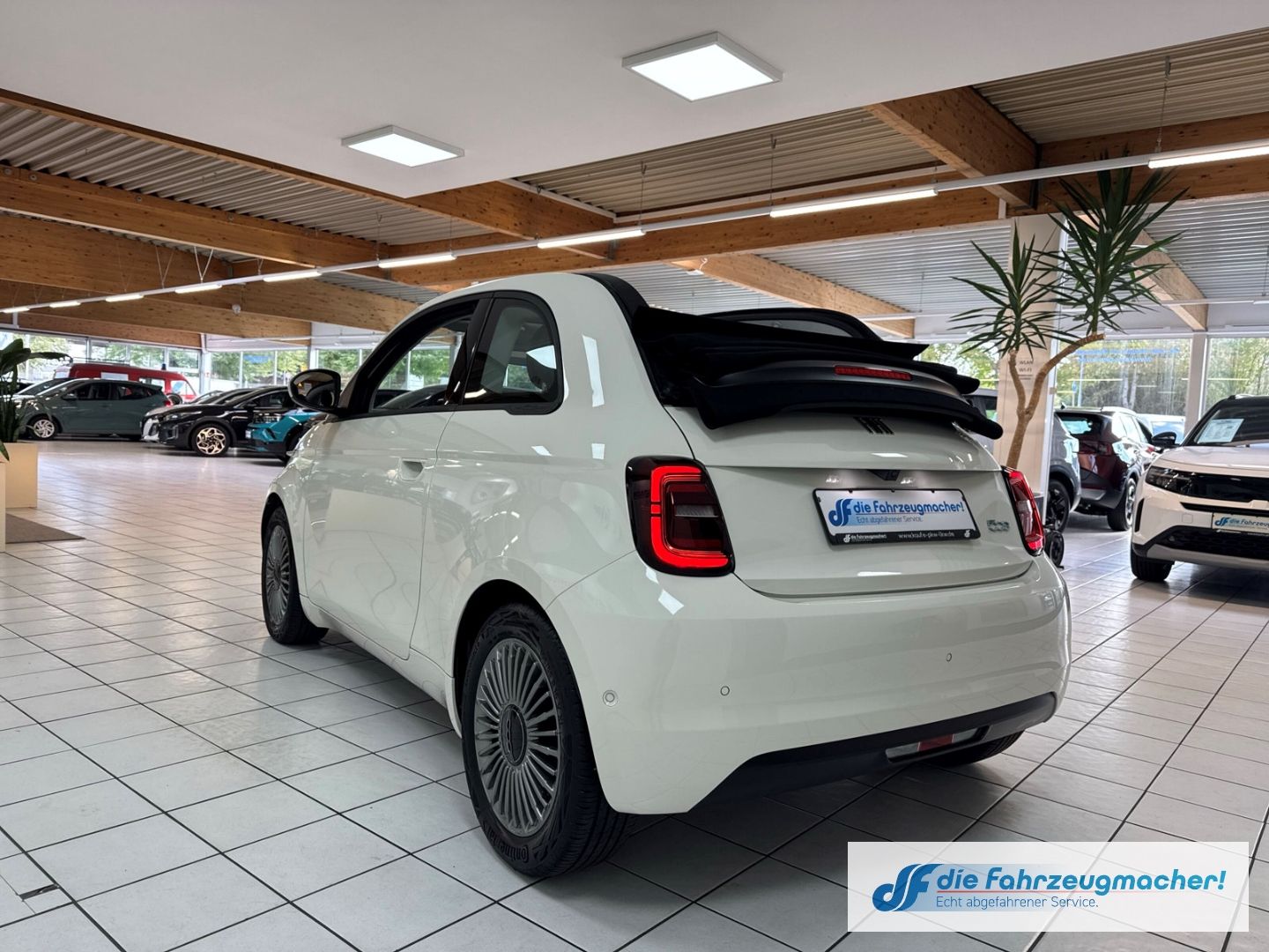 Fahrzeugabbildung Fiat 500e Apple CarPlay Android Auto Klimaautom Fahre