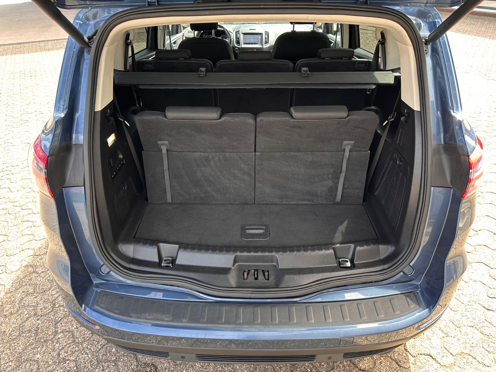 Fahrzeugabbildung Ford S-Max 1.5 EB Titanium 7-Sitz/LED/KeyFree/RFK/PDC
