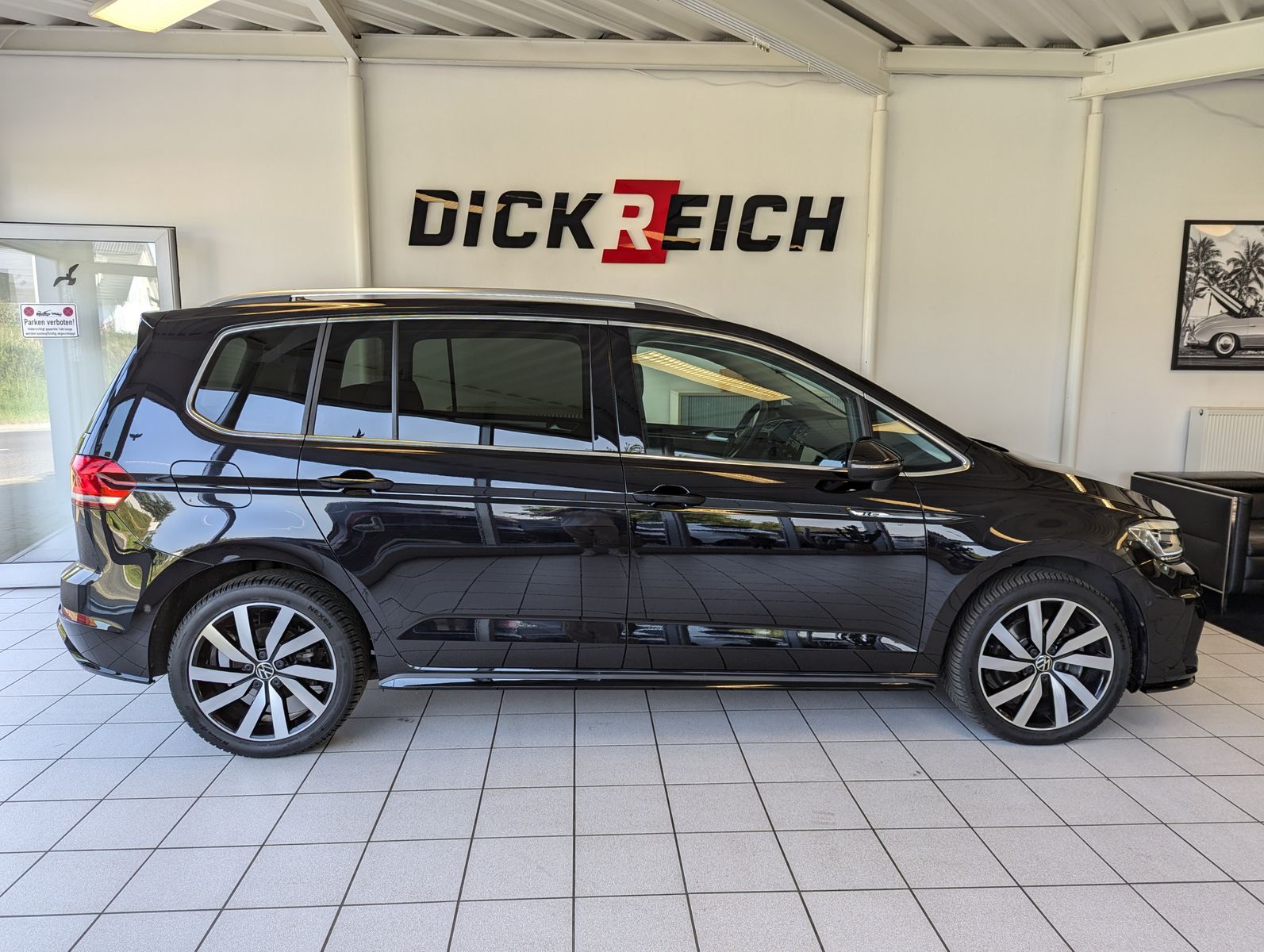 VW Touran 1.5 TSI DSG R-Line High. 7-Sitze Pano AHK - Image 8