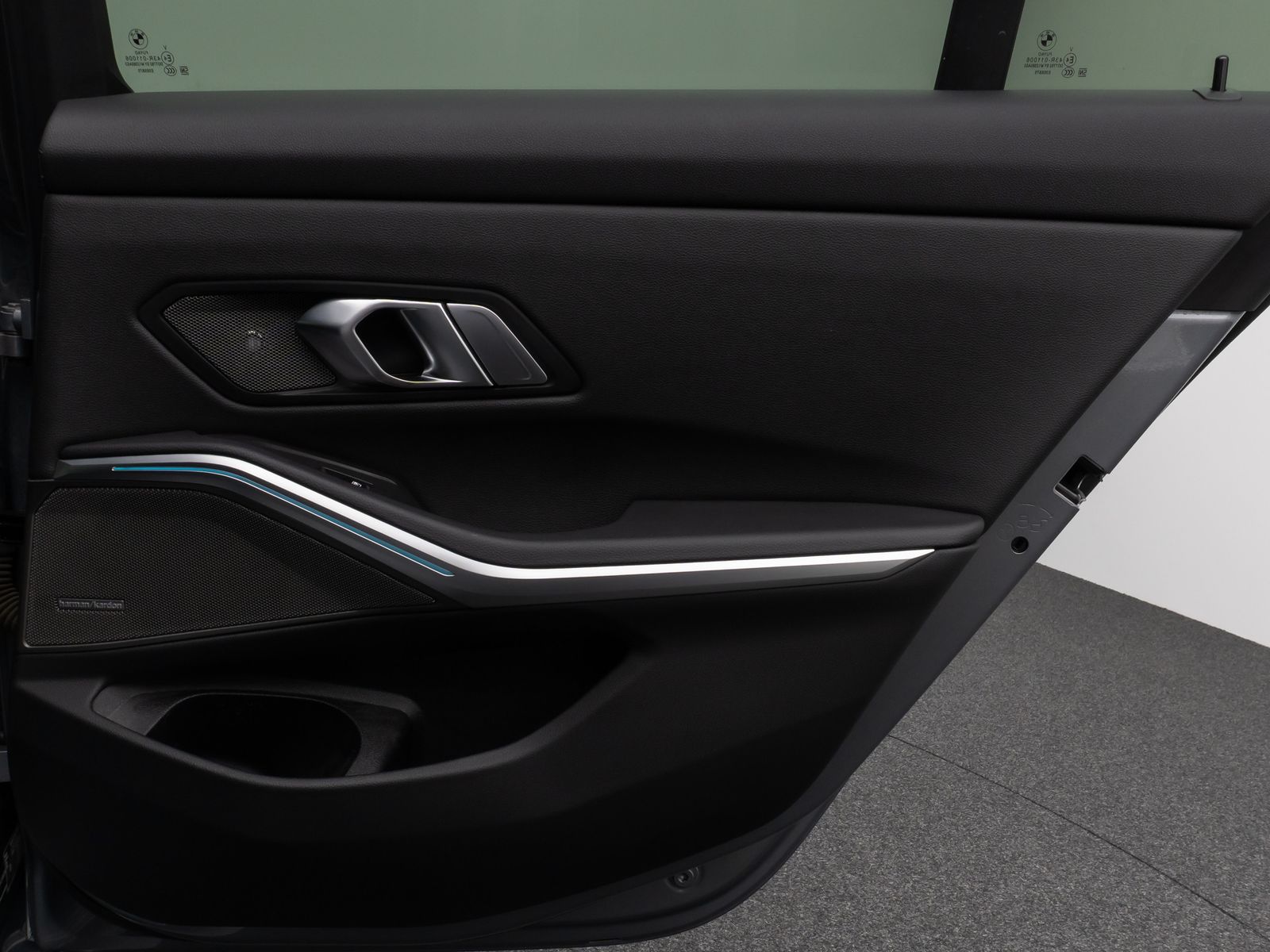 Fahrzeugabbildung BMW 330e M Sport Kamera HUD DAB H/K DrivAssis 19Zoll