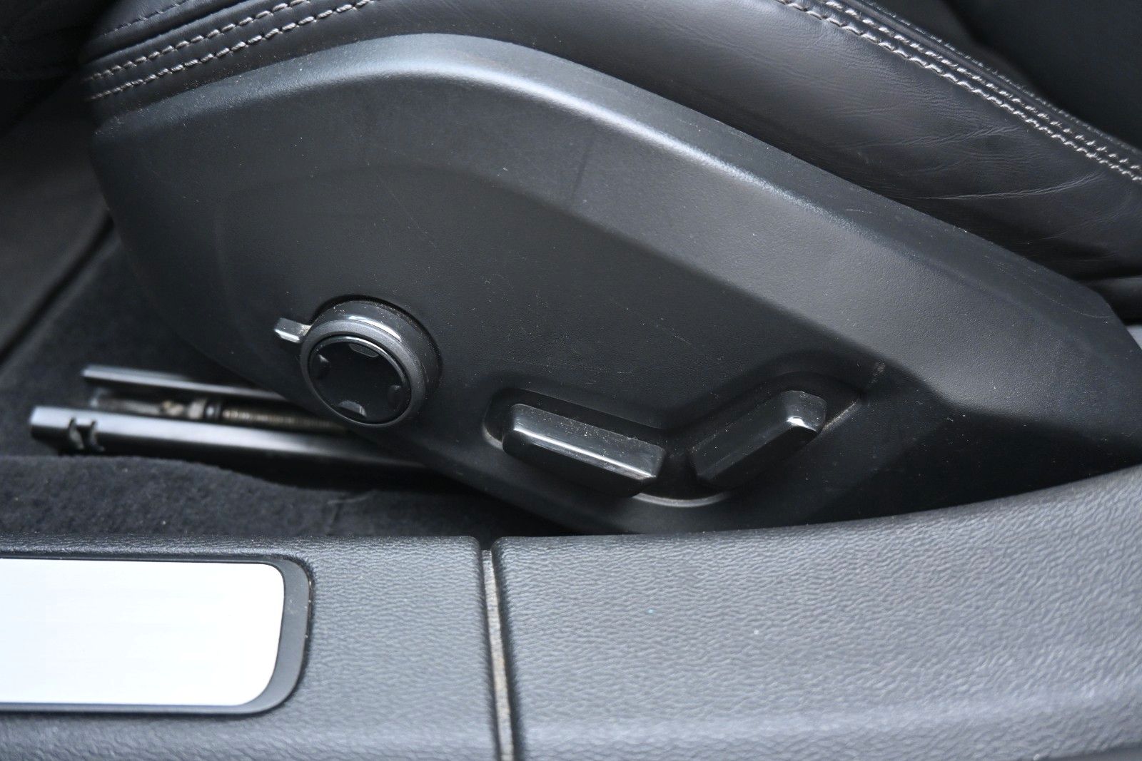 Fahrzeugabbildung Volvo V60 B4  Diesel Plus Dark *H&K*LED*360*LED*FSHZG