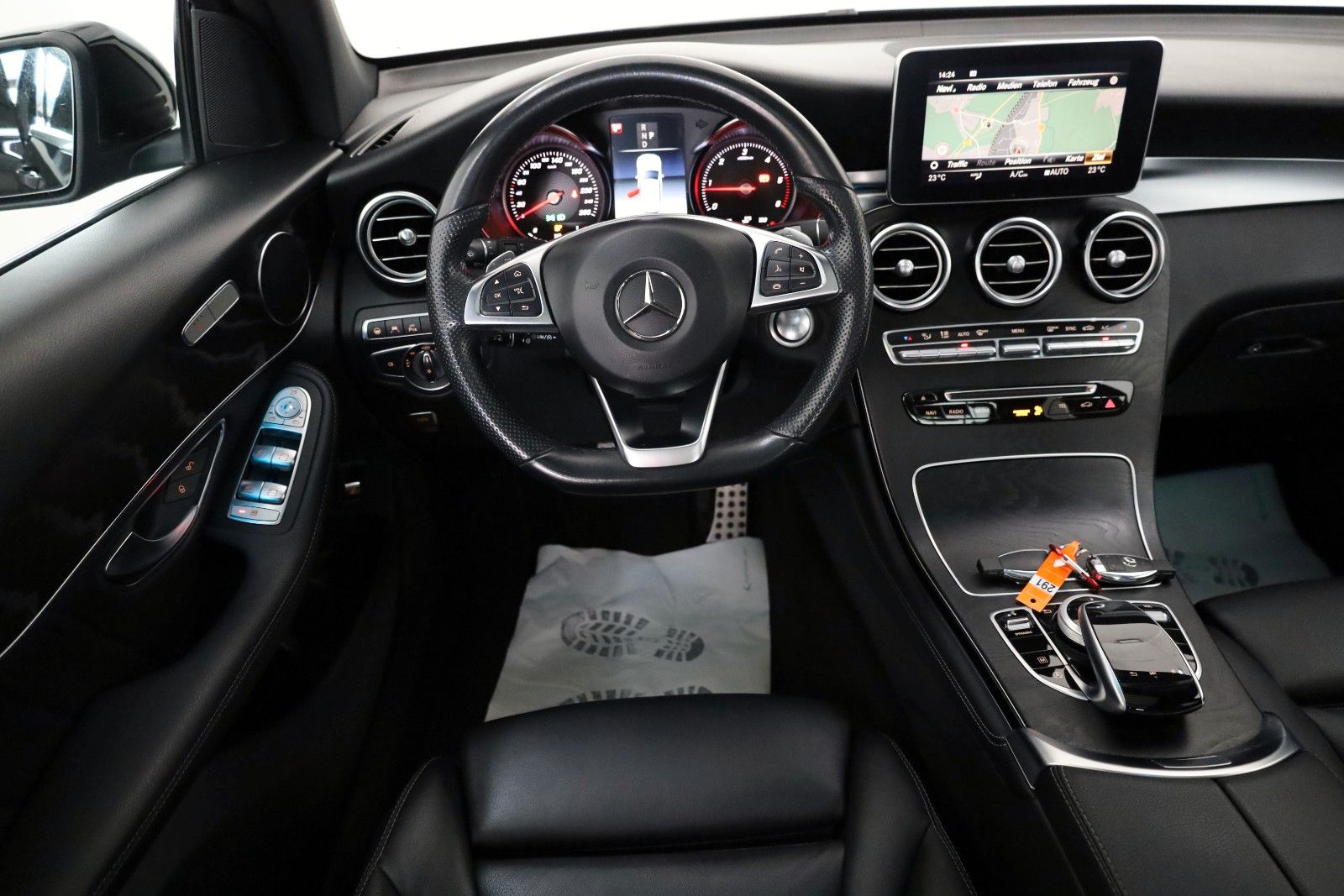 Fahrzeugabbildung Mercedes-Benz GLC 250d 4M AMG Int. Leder,Navi,LED,Panorama,+WR