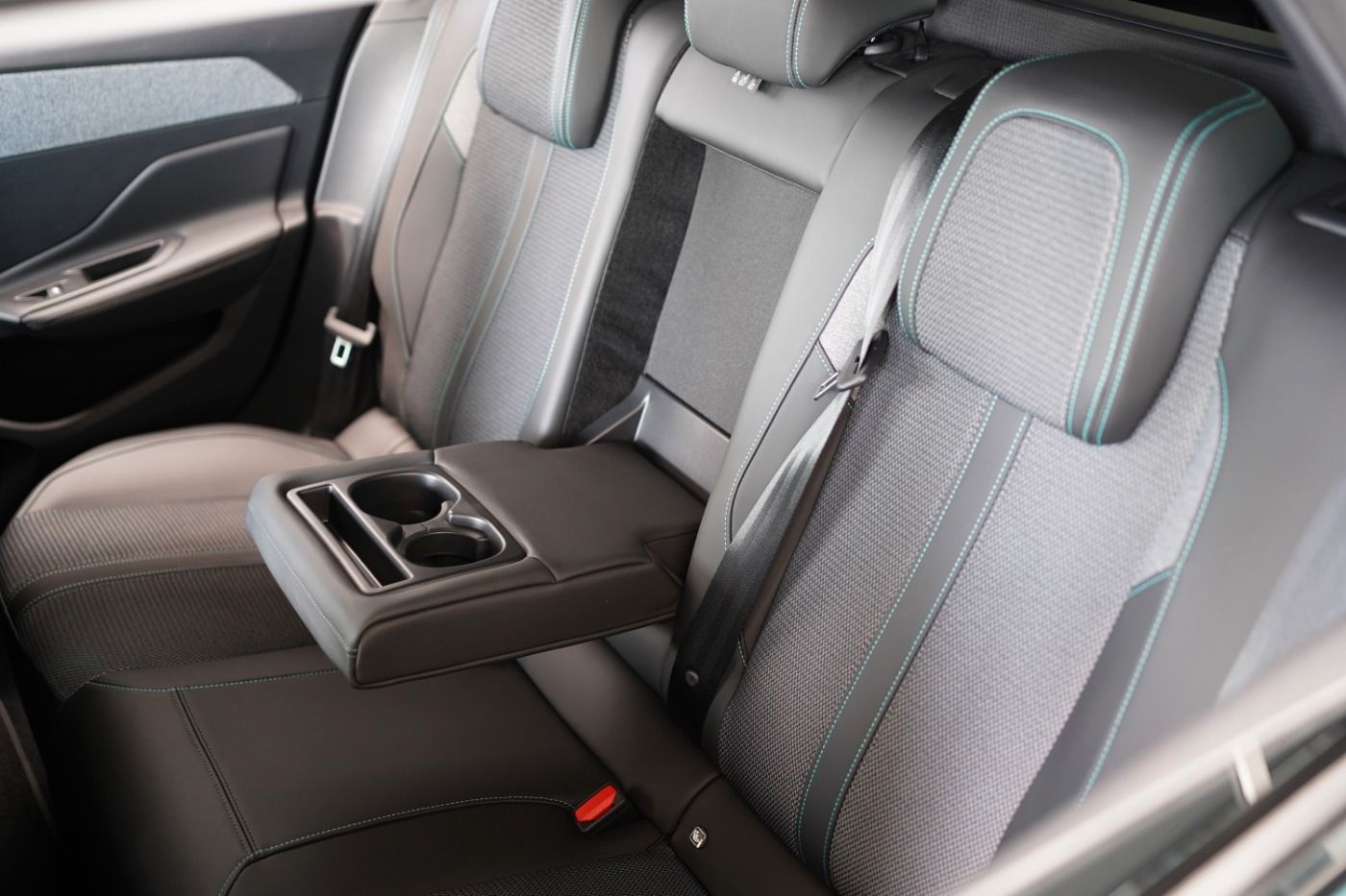 Fahrzeugabbildung Peugeot 308 SW Plug In Hybrid 180 Allure Automatik Navi