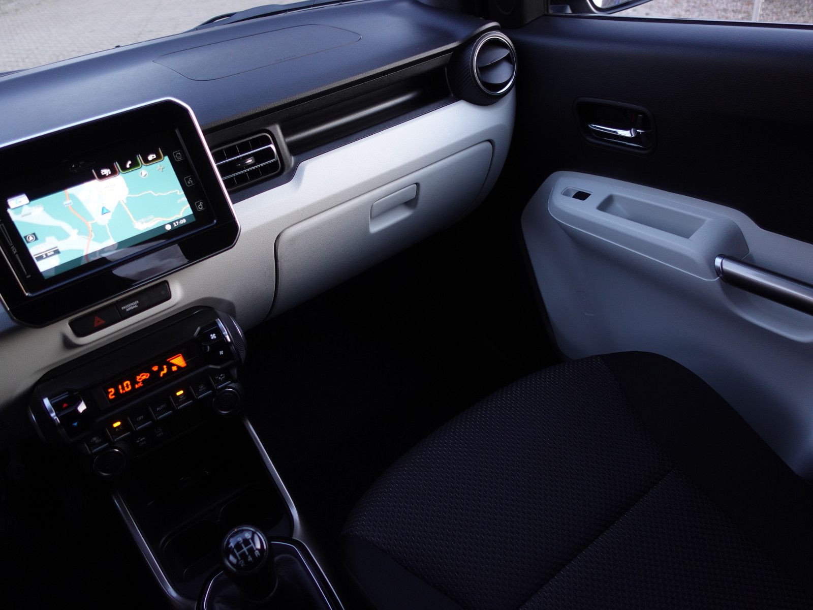 Fahrzeugabbildung Suzuki Ignis 1.2 DUALJET Comfort+ I. Hd RFK Navi App