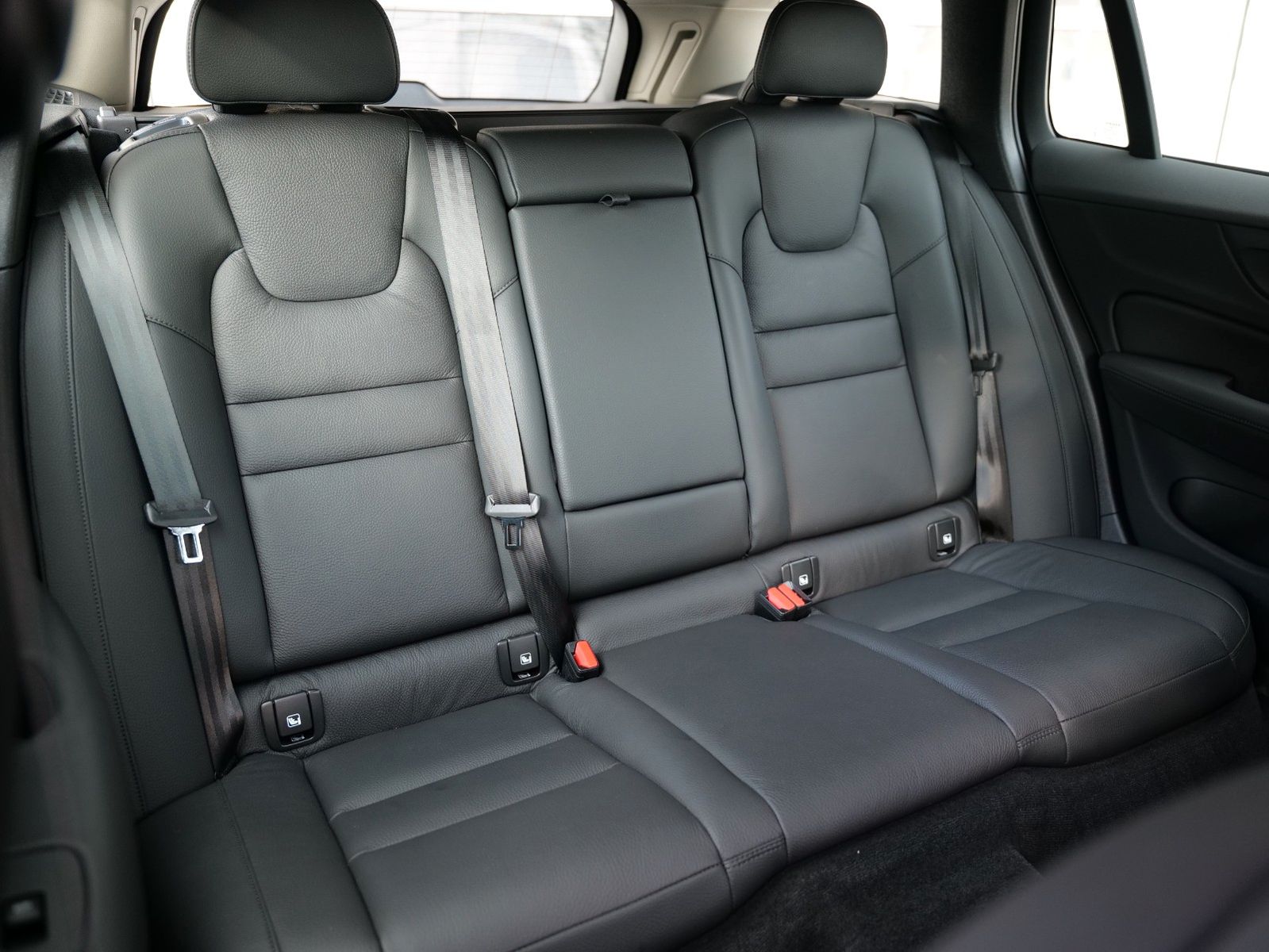 Volvo V60 B4 Core LEDER NAVI ACC 4xSHZ KEYLESS PDC CAM foto 24