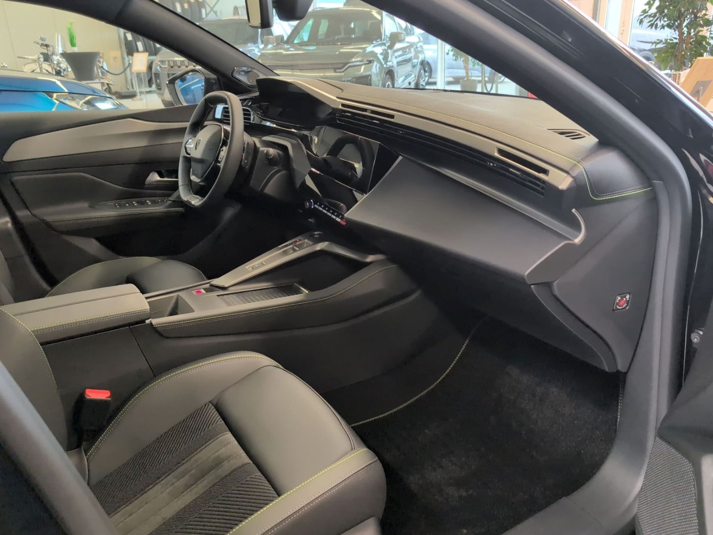 Fahrzeugabbildung Peugeot 408 Hybrid GT 145 e-DSC6 Panorama Navi SHZ