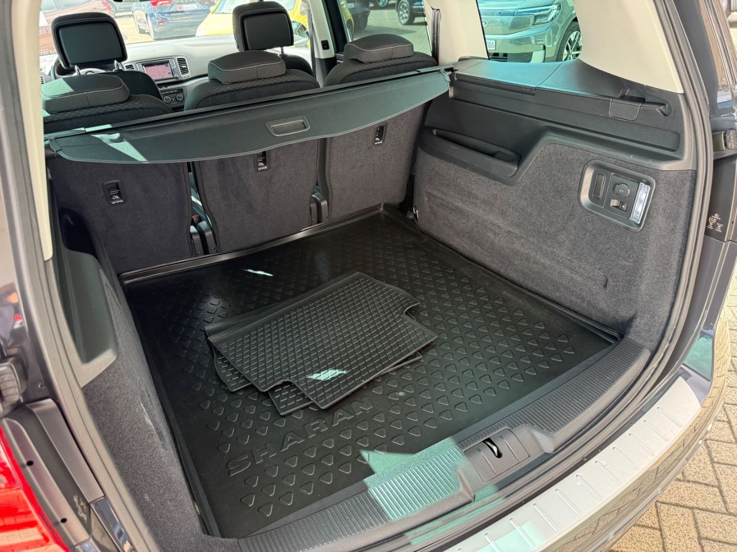 Fahrzeugabbildung Volkswagen Sharan Active Comfortline ACC SHZ Navi Dynau Bi-
