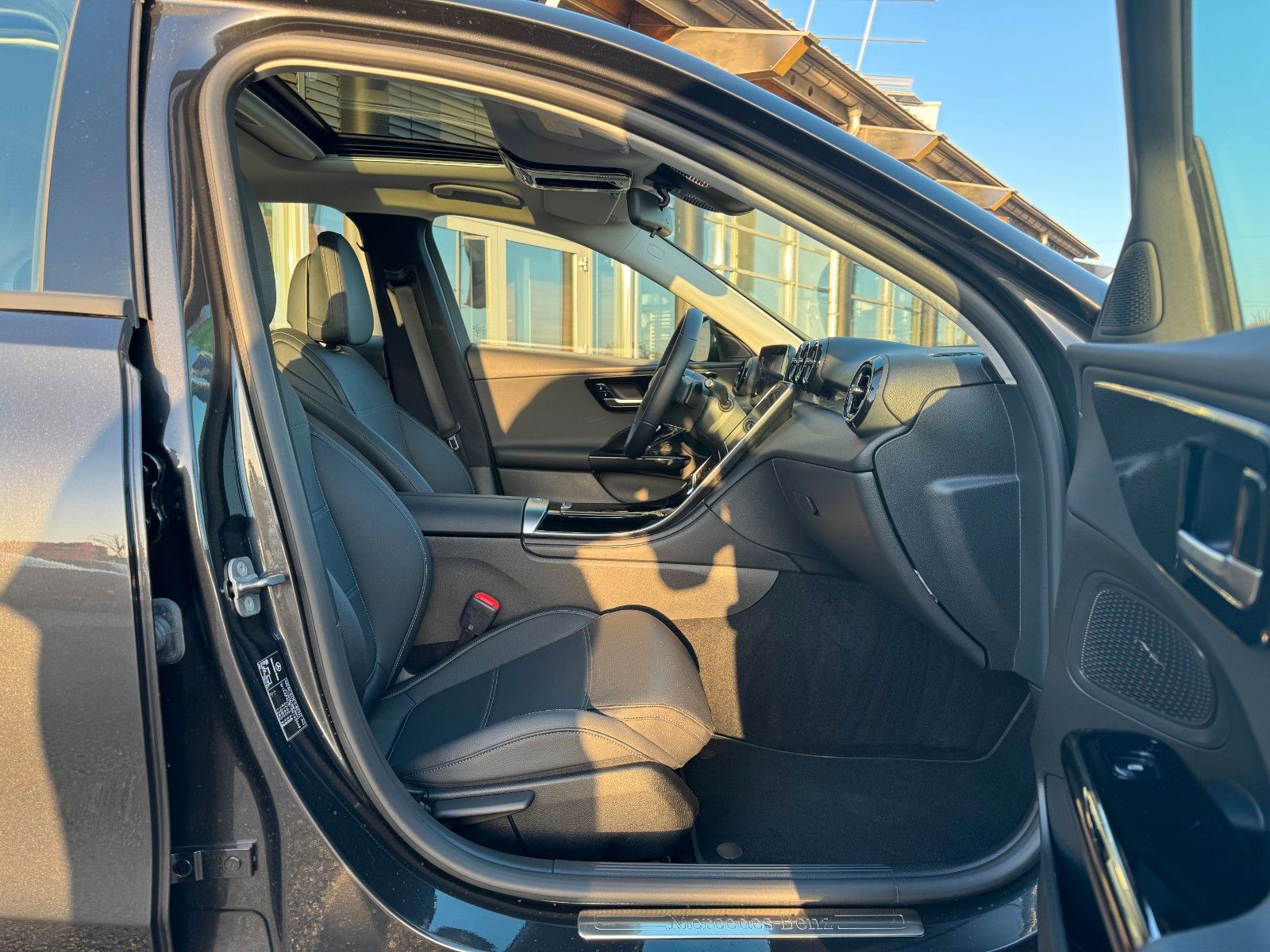 Fahrzeugabbildung Mercedes-Benz C 200 Limo+Leder+LED+Navi+DAB+ESD